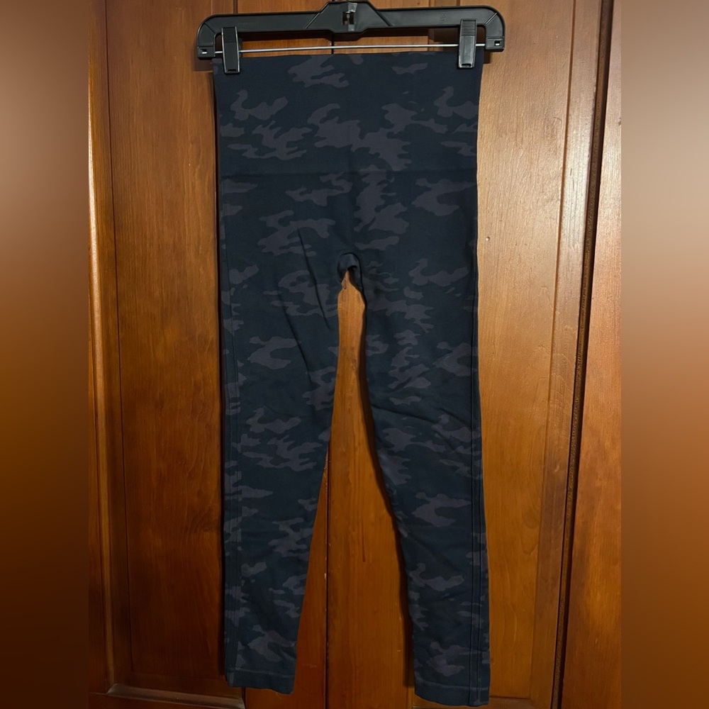Spanx Camo‎ Leggings Black Sz M Shape Wear Sculpting - Picture 2 of 4
